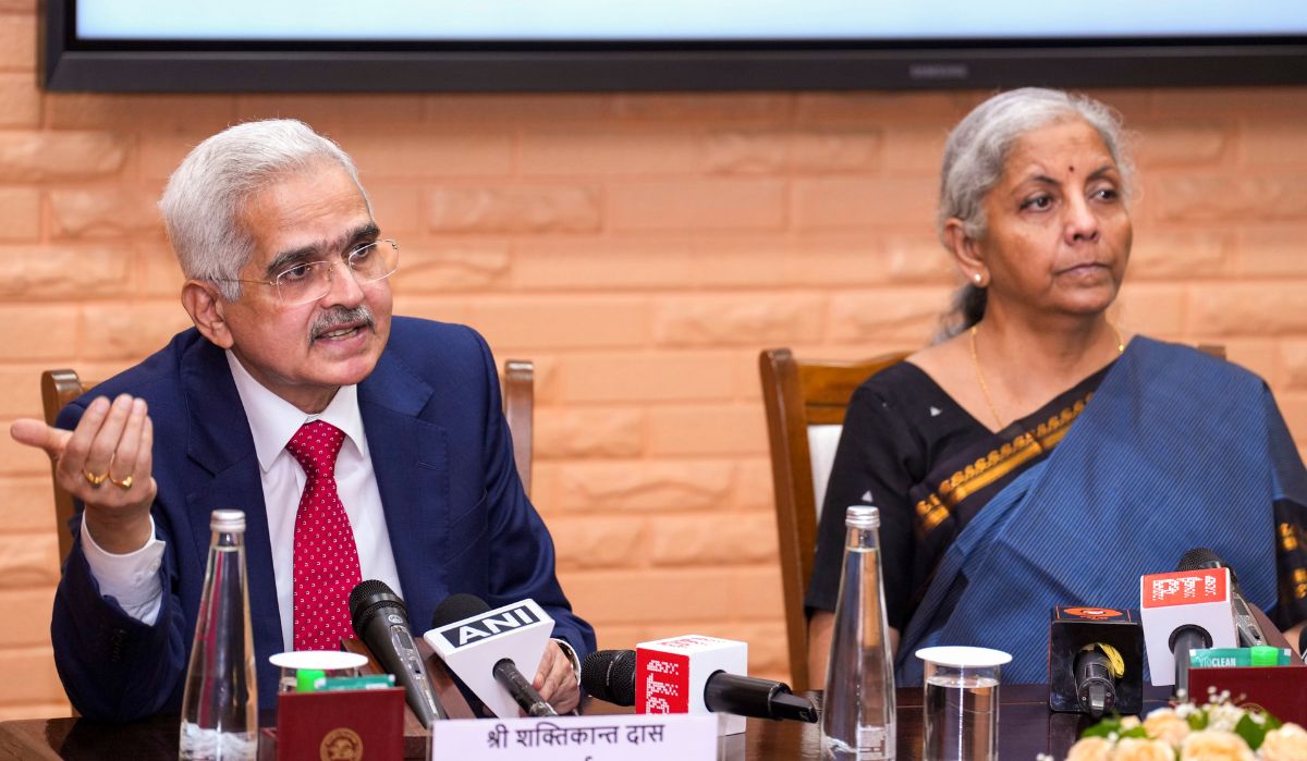 Nirmala Sitharaman with RBI Governor Shaktikanta Das 